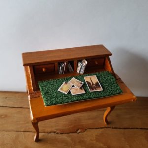 Secretaire met vilten matje, ansichtkaarten en brieven