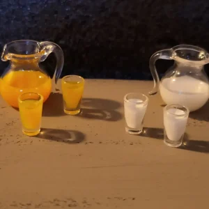 poppenhuis glazen kan met sap of melk
