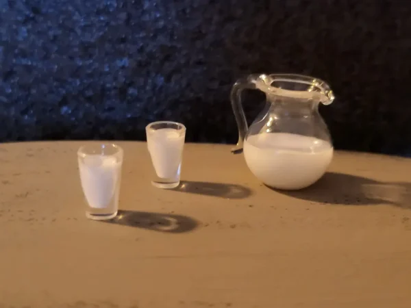 poppenhuis tafel kan bekers melk