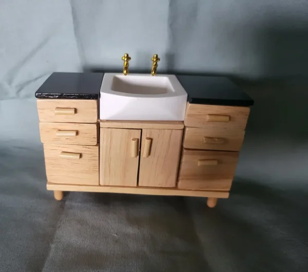 Poppenhuis badkamerkast met wastafel en gouden kranen