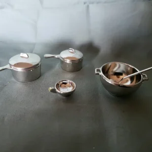 Poppenhuis keuken, zilveren pannenset
