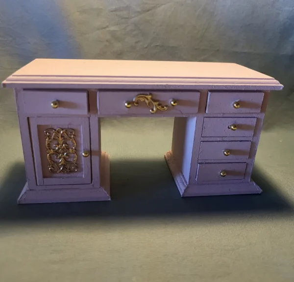 Poppenhuis meubels, bureau roze met handgrepen en afgewerkte laden