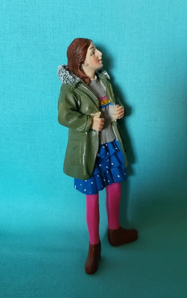 poppenhuis pop meisje met rok en jas 2