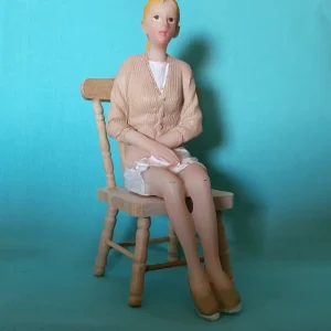 poppenhuis pop vrouw zit op stoel 1