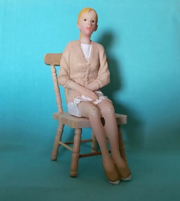 poppenhuis pop vrouw zit op stoel 1